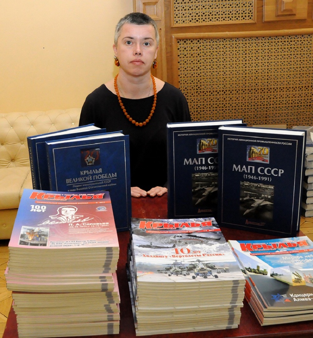 Участники годового общего собрания акционеров могли ознакомиться с фундаментальными изданиями ОАО &laquo;Авиапром&raquo; по истории авиационной промышленности России и выпусками отраслевого журнала &laquo;Крылья Родины&raquo;