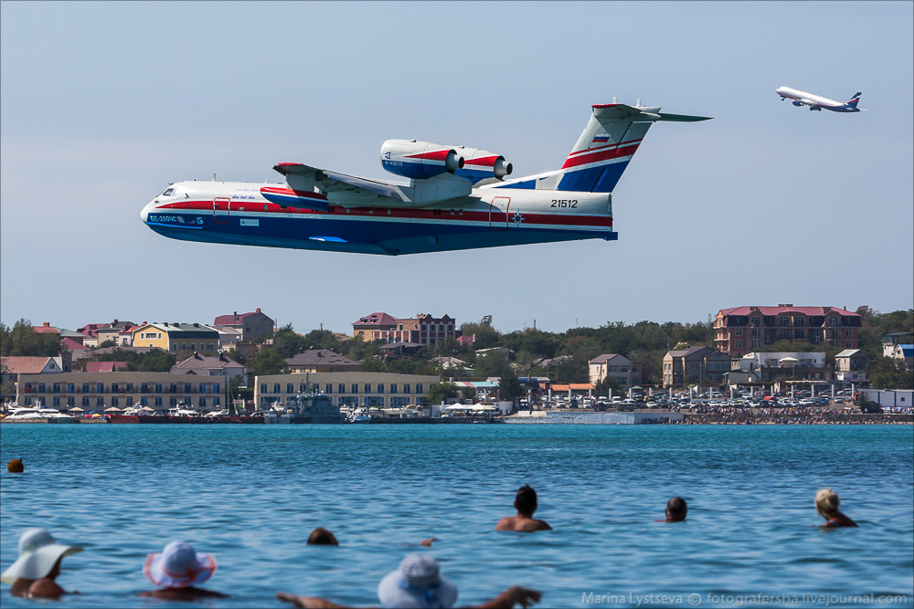 Бе-200ЧС над морем.