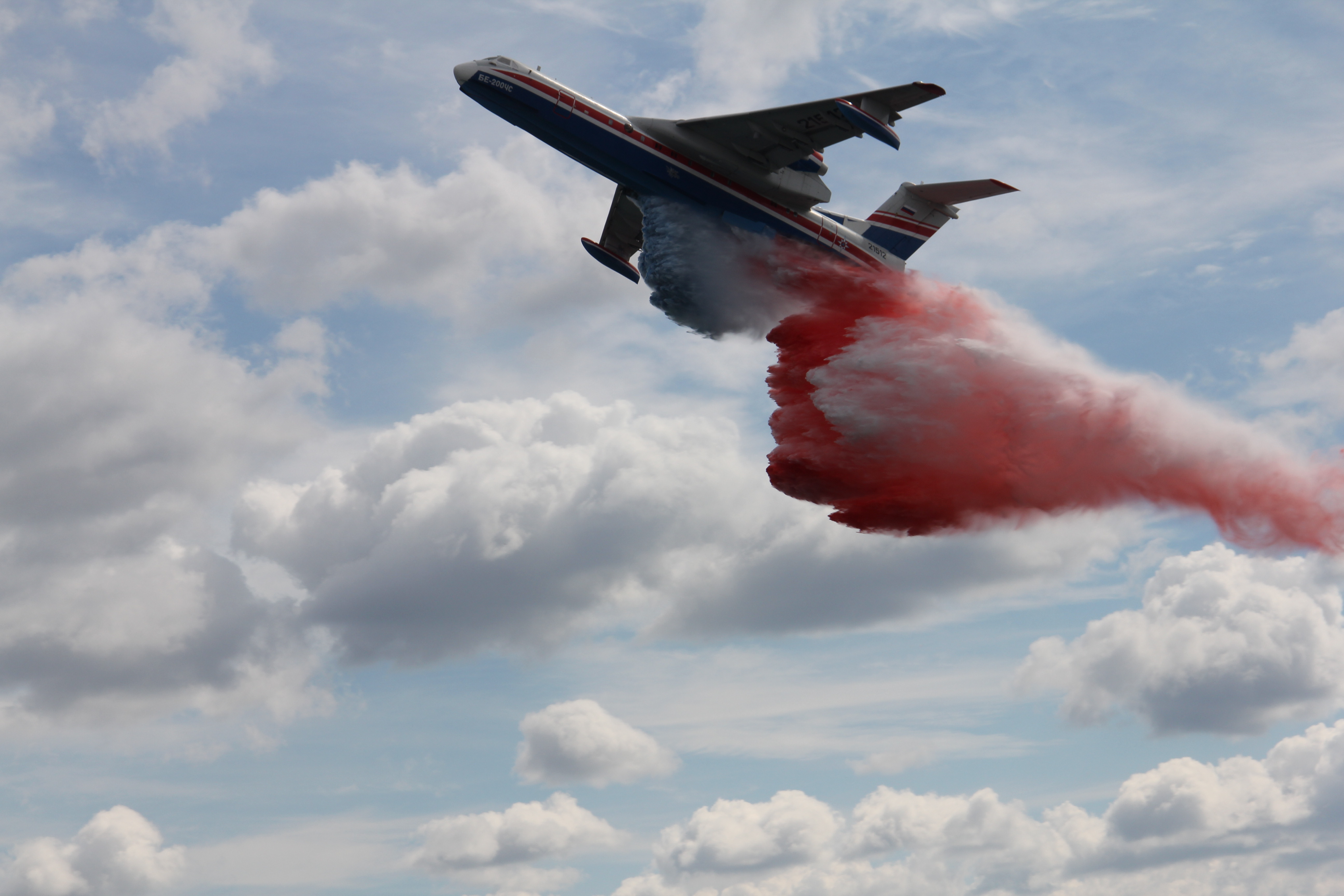 Бе-200ЧС демонстрирует свои возможности.