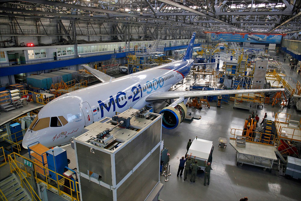 Пассажирский самолёт МС-21-300 в сборочном цехе