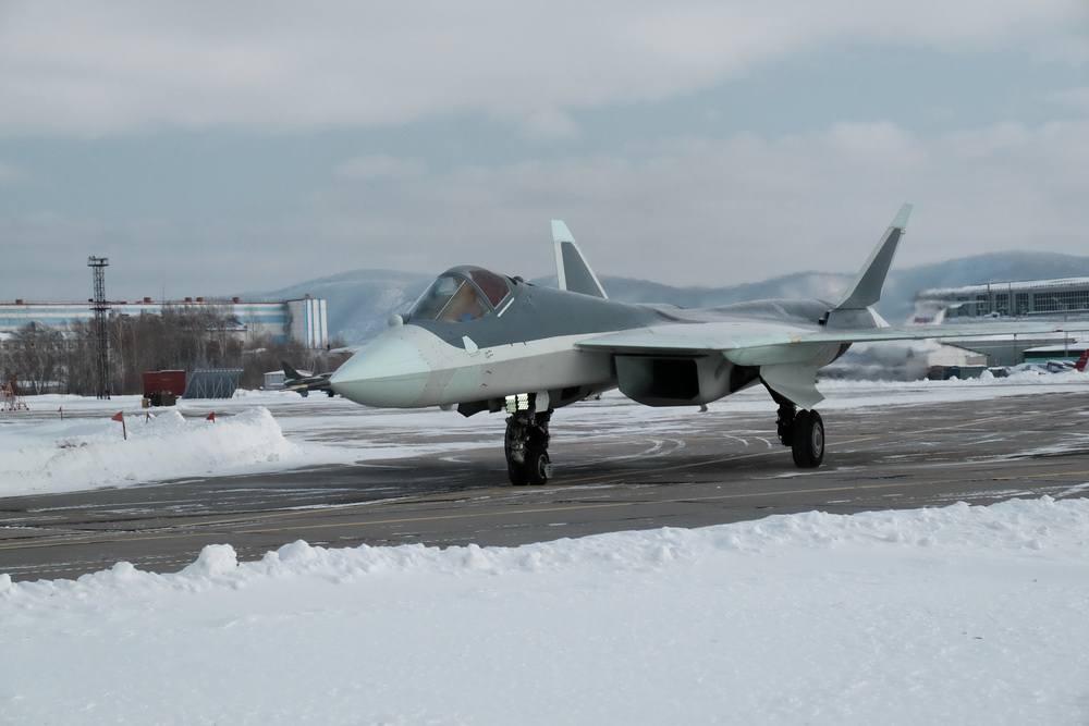 Су-57 на заводском аэродроме