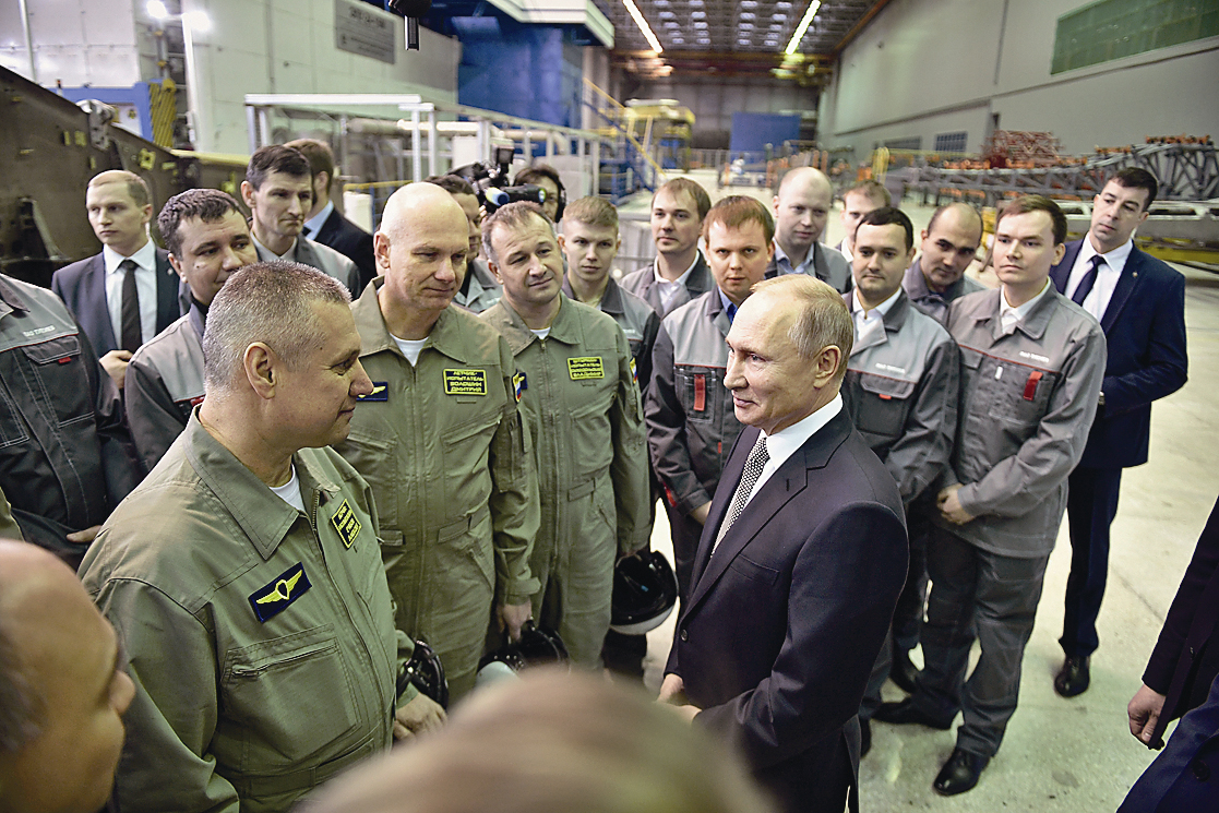 Президент России В.В. Путин с лётчиками-испытателями Экспериментальной авиации и работниками Казанского авиазавода им. С.П. Горбунова после первого полёта первого Ту-160М,  25 января 2018 г.