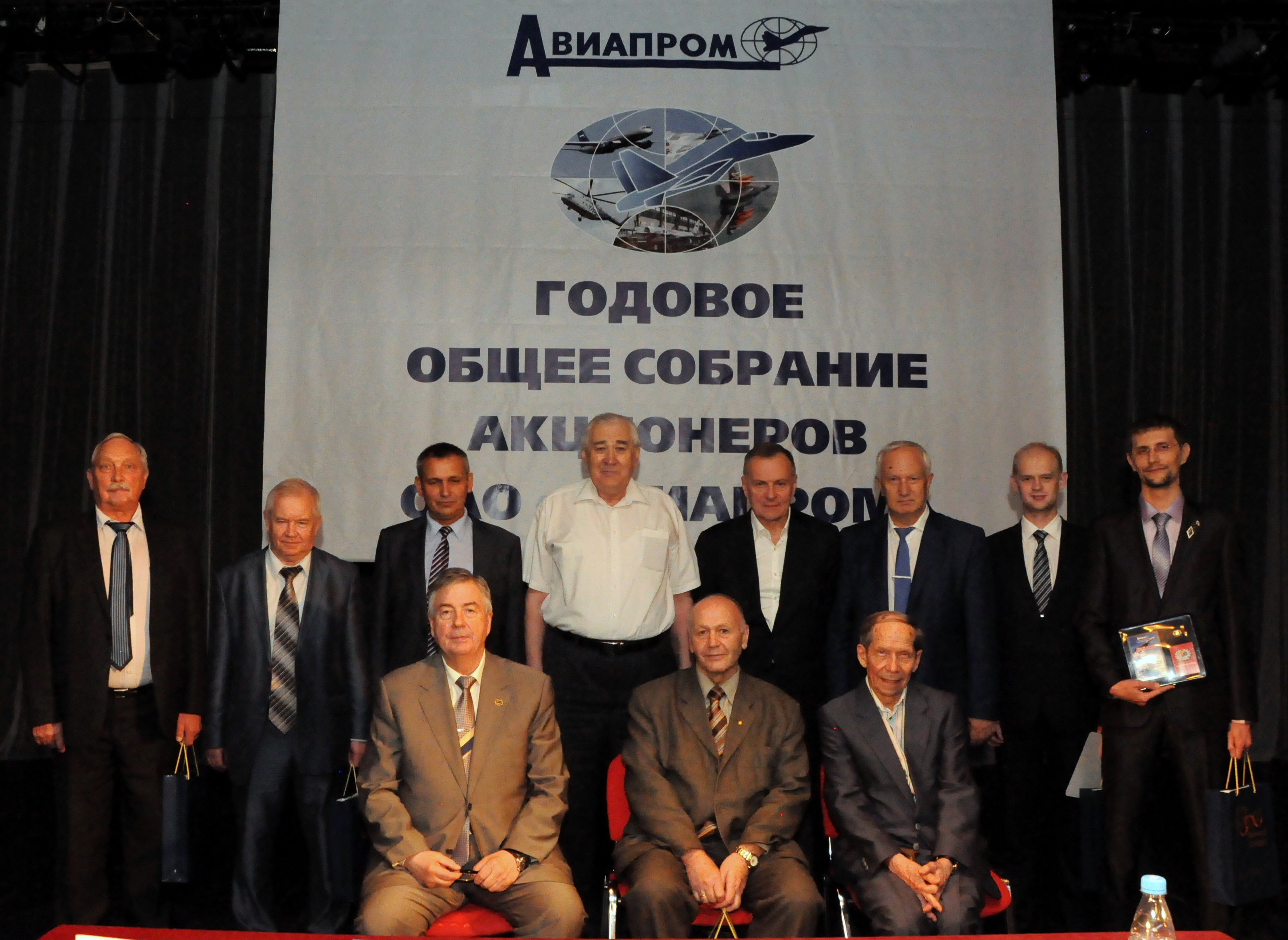 Новые лауреаты авторитетных общественных наград с руководителями ОАО &laquo;Авиапром&raquo;. <em>Москва, 28.05.2015 г.</em>