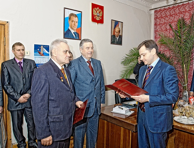 19.03.2012. ОАО &laquo;Авиапром&raquo;. Директор Департамента авиационной промышленности Минпромторга России Юрий Борисович Слюсарь вручает заместителю генерального директора ОАО &laquo;Авиапром&raquo; Владимиру Михайловичу Фадееву Почётную грамоту Министерства промышленности и торговли Российской Федерации.