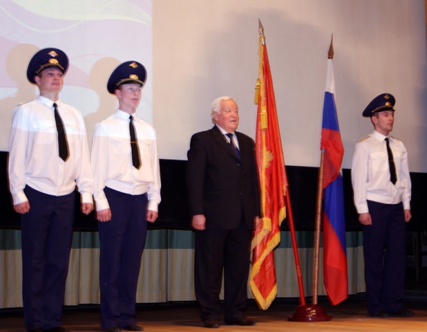 На сцене у Знамени  Минавиапрома СССР бывший начальник 6 Главка Н.М. Орлов