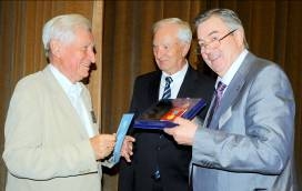 В.М. Чуйко (слева) - лауреат премии им. П.В. Дементьева